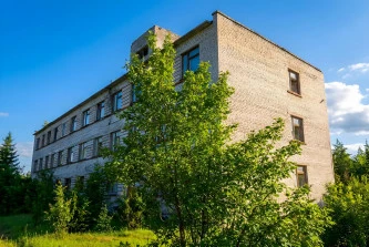 Здание штаба с земельным участком, назначение: нежилое, площадью 1123,3 кв. м, этажность 3, в т. ч. подземных 0, кадастровый номер 11:12:0201001:2341, местоположение: Республика Коми, г. Печора, п. Березовка